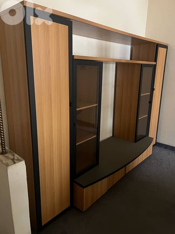 غرفة طعام  مع فيترين 1