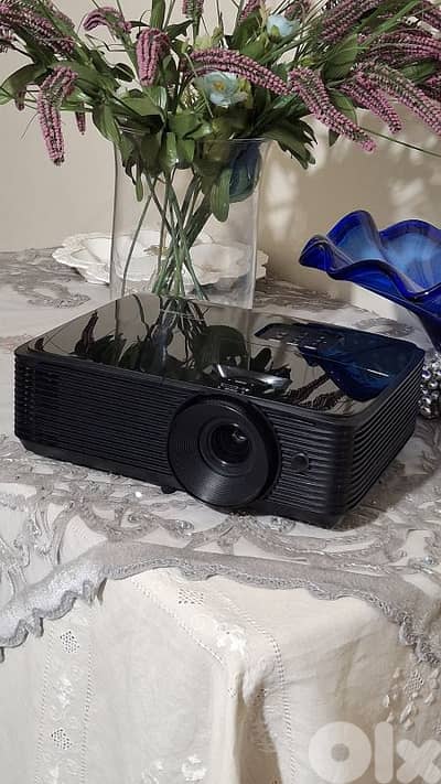 لقطة: بروجكتر Optoma أصلي - بحكم الجديد (مستخدم 88 ساعة فقط!)