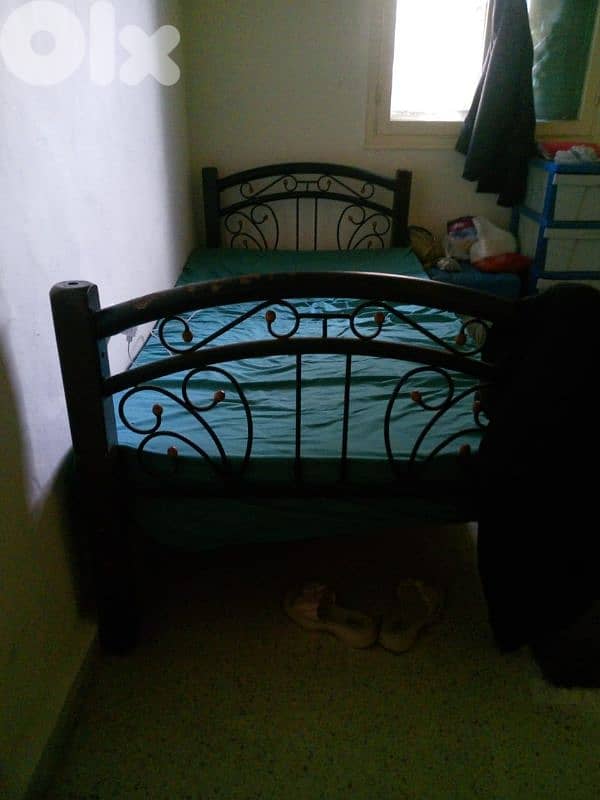 Closet 2 beds and a set of couches good condition 1