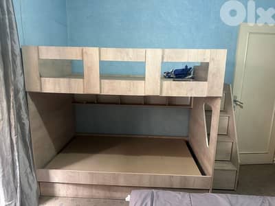 سرير خشبي مع ٣ أسرة