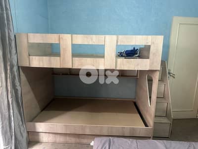 سرير طابقين مع 3 أسرّة