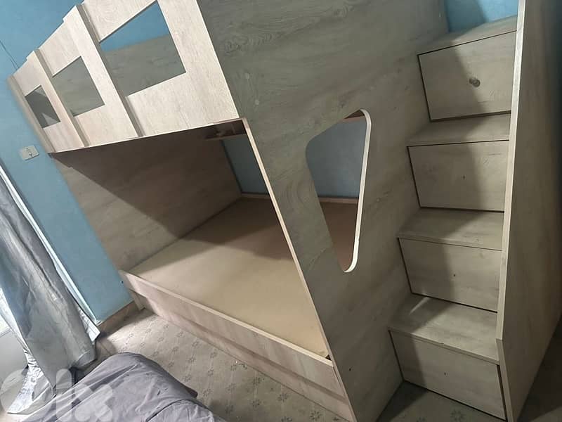 سرير طابقين مع 3 أسرّة 1