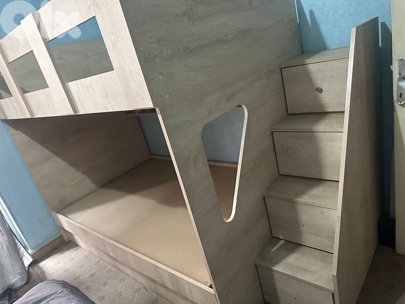 سرير طابقين مع 3 أسرّة 2