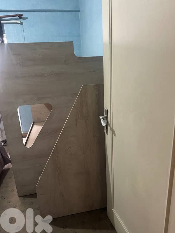 سرير طابقين مع 3 أسرّة 3