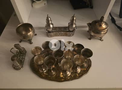 طقم ضيافة معدني قديم (صينية + كؤوس + بهارات + إبريق)