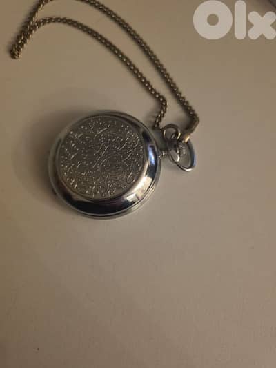 ساعة جيب قديمة مع سلسلة – تصميم محفور