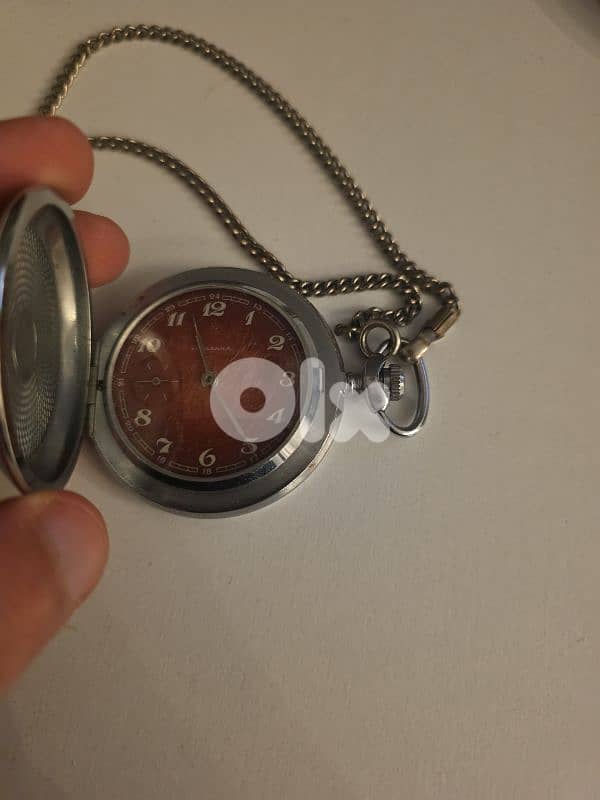 ساعة جيب قديمة مع سلسلة – تصميم محفور 1