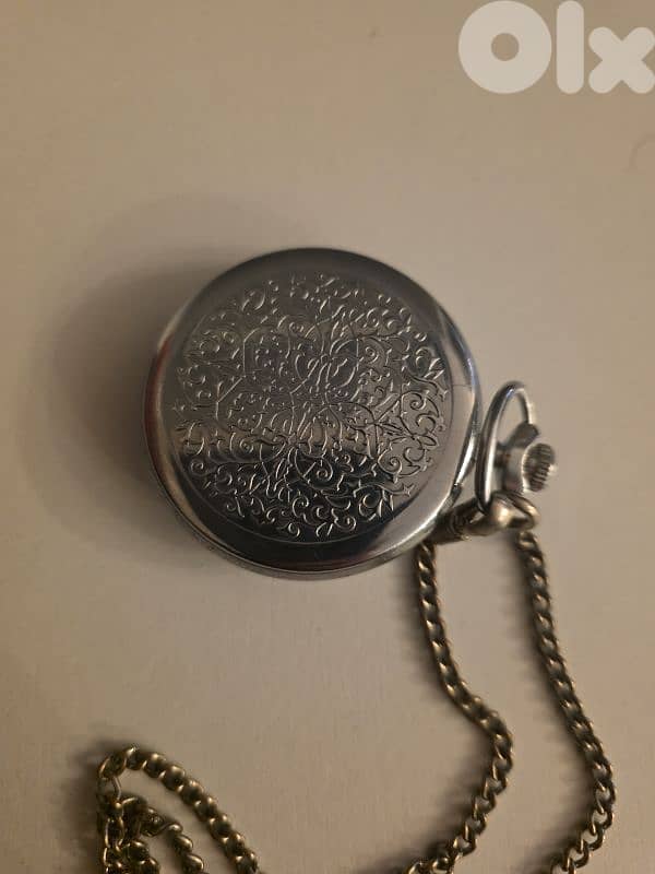 ساعة جيب قديمة مع سلسلة – تصميم محفور 2