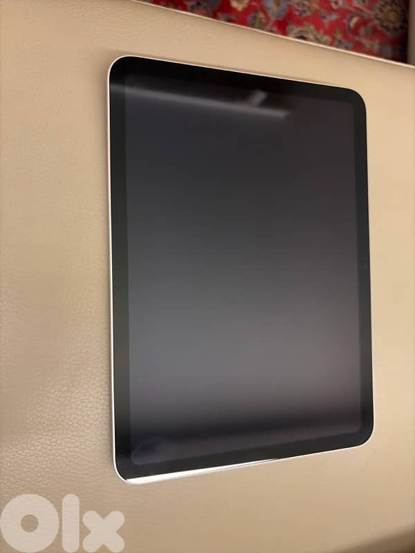 iPad (A16) 2025 11” with 128 GB and keyboard cover rarely used 1