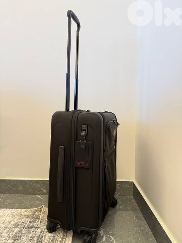 TUMI carry - on / barely used - very good condition 3