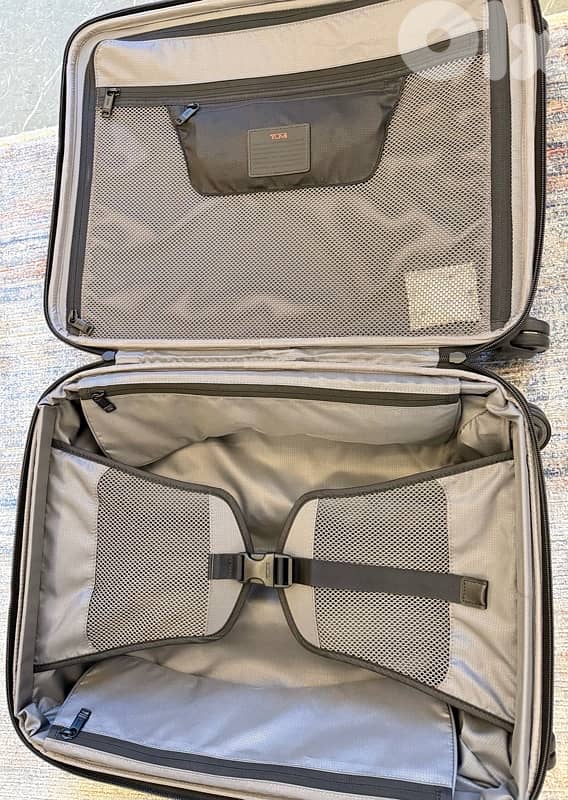 TUMI carry - on / barely used - very good condition 4
