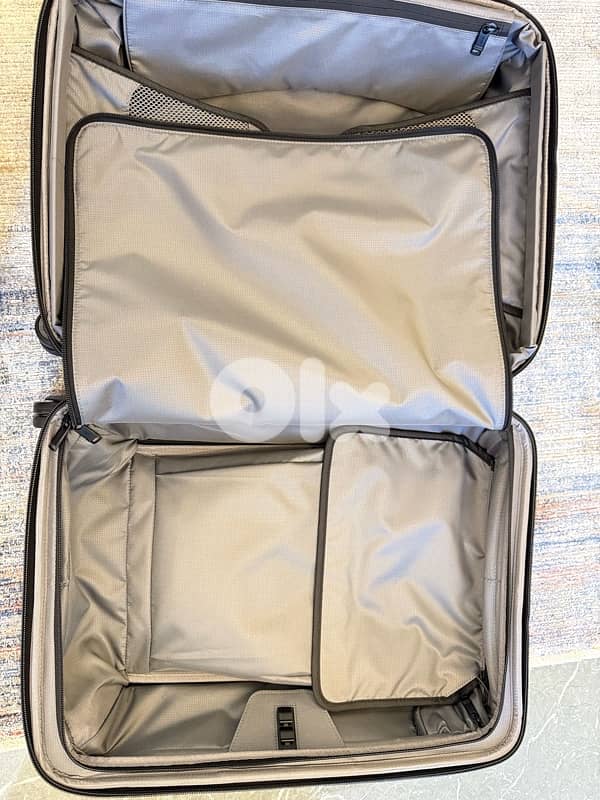 TUMI carry - on / barely used - very good condition 5