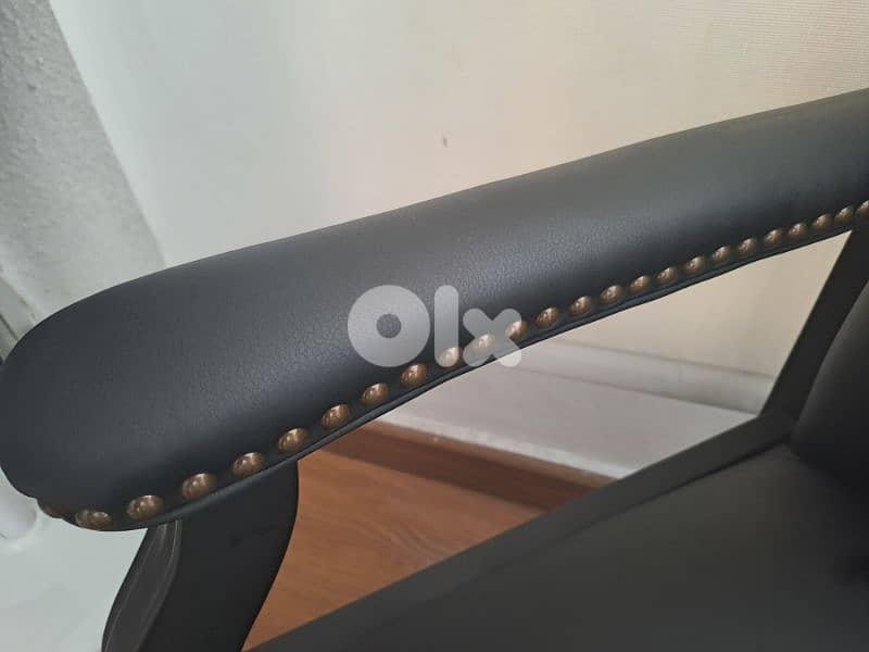 2 chairs , made of leather, excellent condition 4