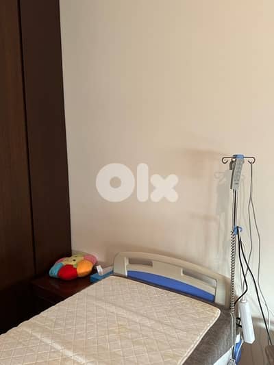 medical/hospital bed سرير مستشفى/طبي