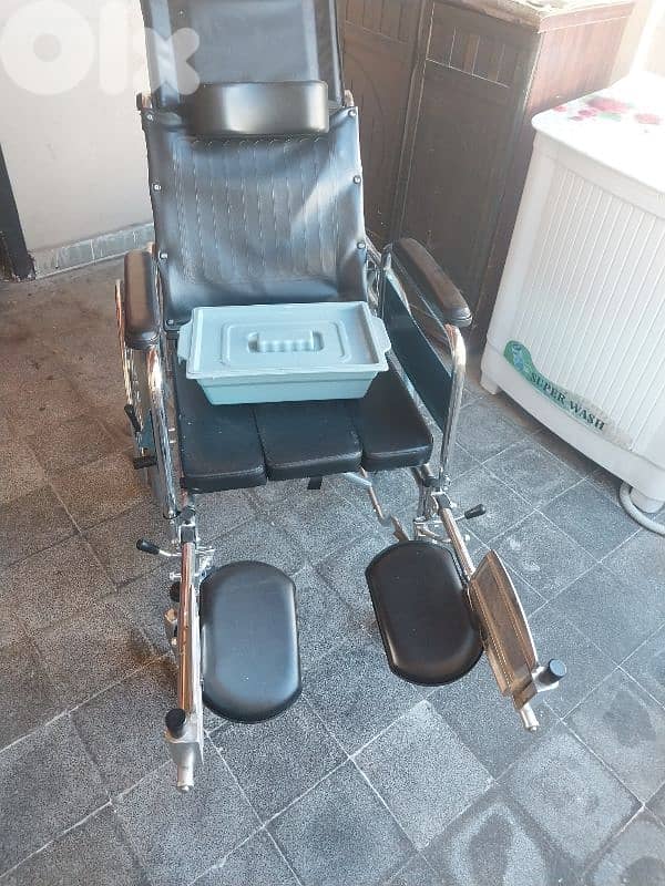 كرسي طبي متحرك بحالة جيدة 2