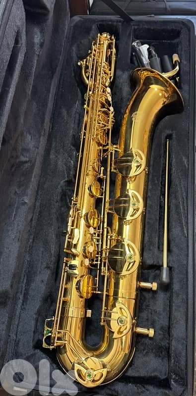 saxophone baritone barely used 98% new