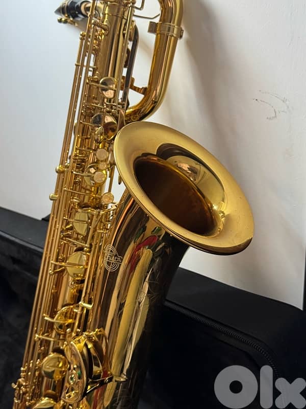 saxophone baritone barely used 98% new 3