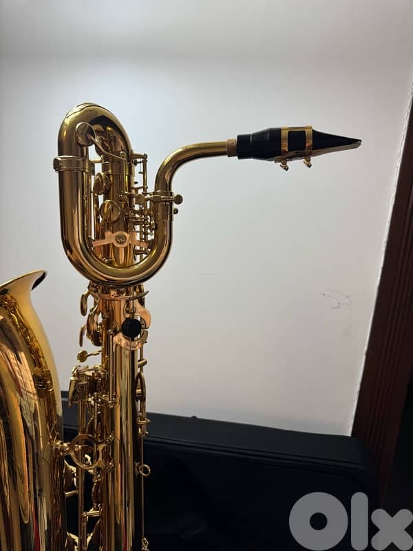 saxophone baritone barely used 98% new 4