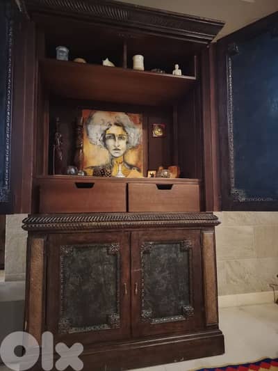 خزانة أنتيك من الخشب والنحاس