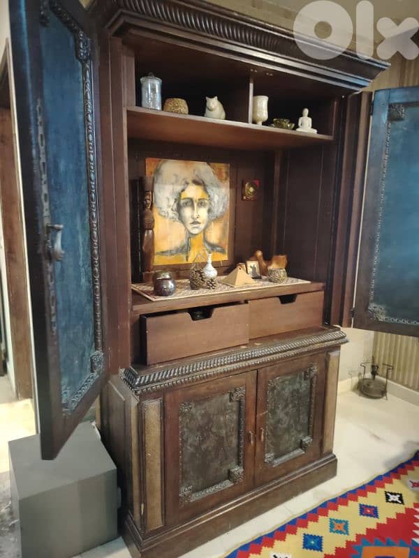 خزانة أنتيك من الخشب والنحاس 1