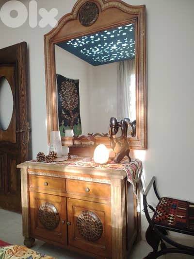 كومود مع مرآة من الخشب والرخام المجبول