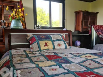 تخت مفرد ونصف من الخشب massif  مفروش بالكامل