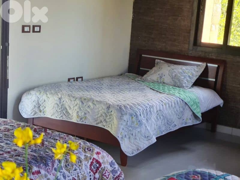 تخت مفرد ونصف من الخشب massif  مفروش بالكامل 1