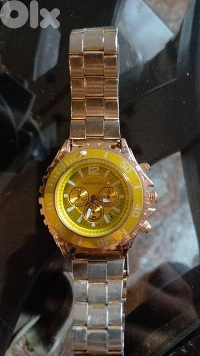 ساعه حلوه وماشيه تمام