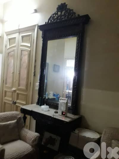 كونسول قديم مع المراية من خشب