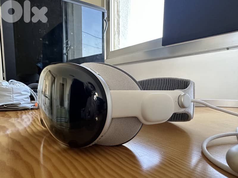 Apple Vision Pro (M2) 512GB with travel case 1