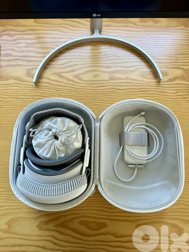 Apple Vision Pro (M2) 512GB with travel case 2