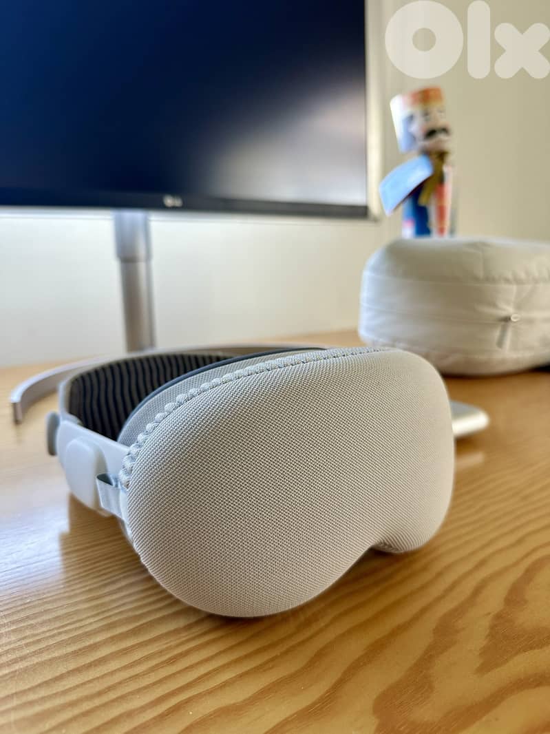 Apple Vision Pro (M2) 512GB with travel case 4