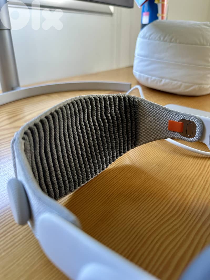 Apple Vision Pro (M2) 512GB with travel case 5