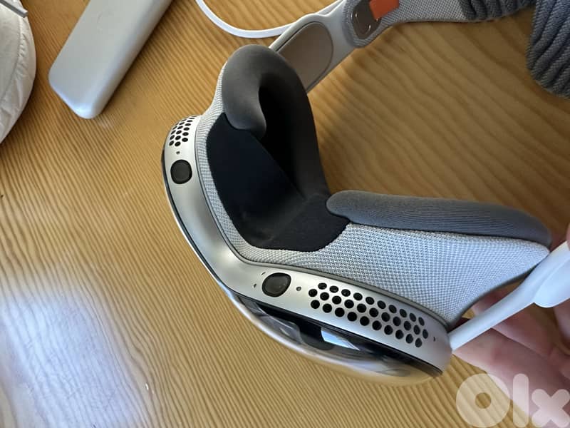 Apple Vision Pro (M2) 512GB with travel case 6