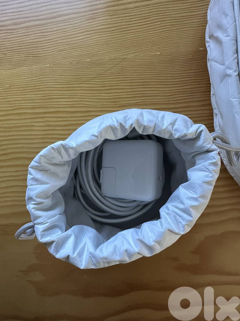 Apple Vision Pro (M2) 512GB with travel case 10