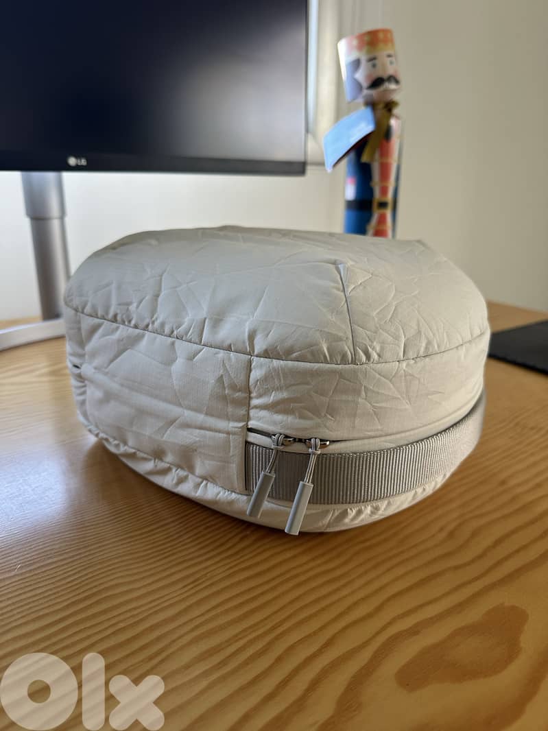 Apple Vision Pro (M2) 512GB with travel case 12