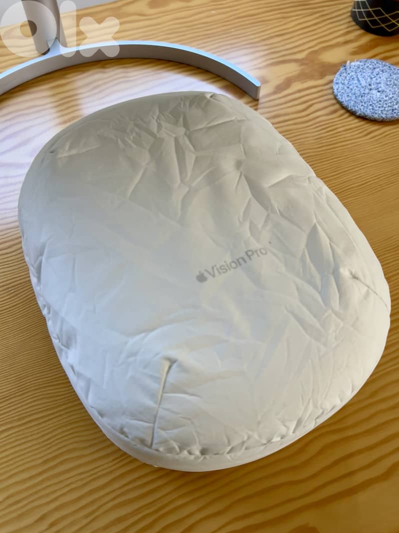 Apple Vision Pro (M2) 512GB with travel case 13