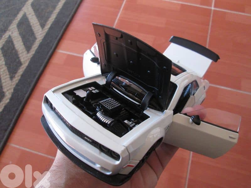 dodge challenger hellcat 1:24 1