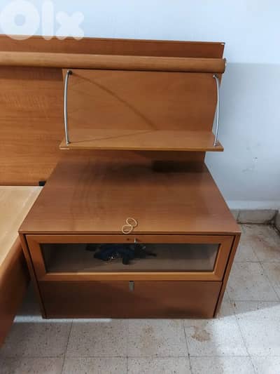 تخت مجوز مع 2كومنيدين