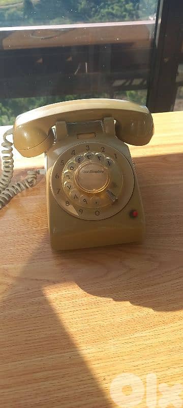 old telephone beige ITT 1