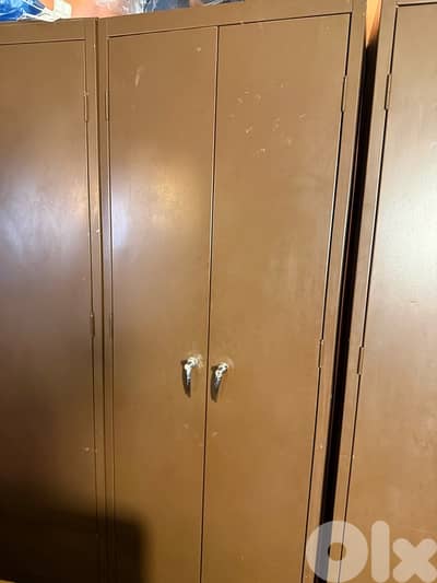 ٤ خزنات حديد للبيع