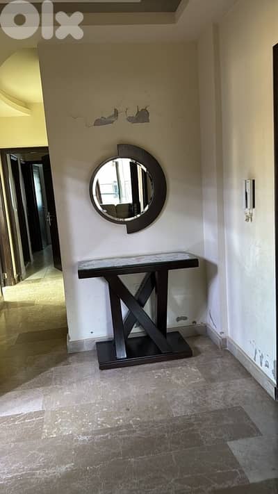 طاولة  مع مراية و القزاز