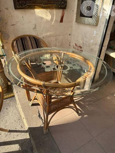 طاولة خيزران قديم وج قزاز سميك مع اربع كراسي