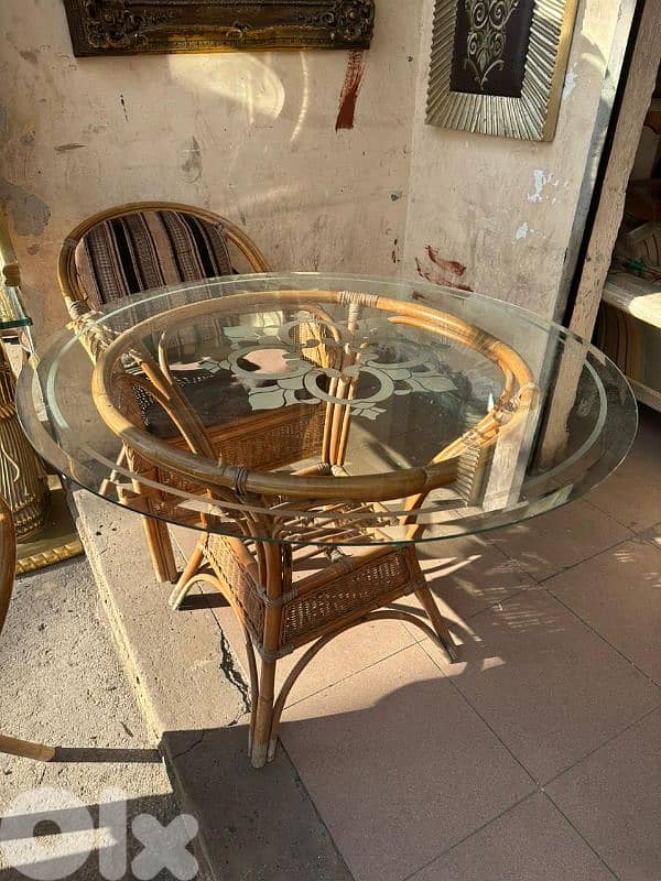 طاولة خيزران قديم وج قزاز سميك مع اربع كراسي 1