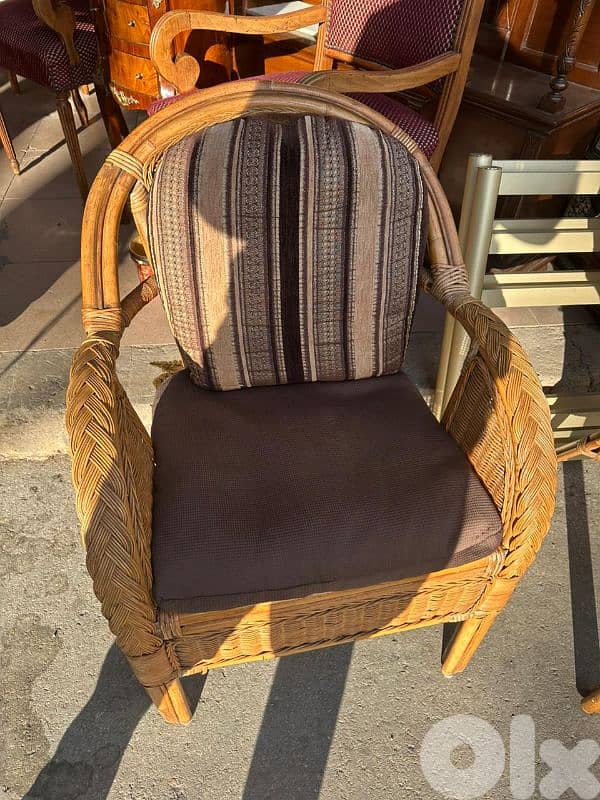 طاولة خيزران قديم وج قزاز سميك مع اربع كراسي 2