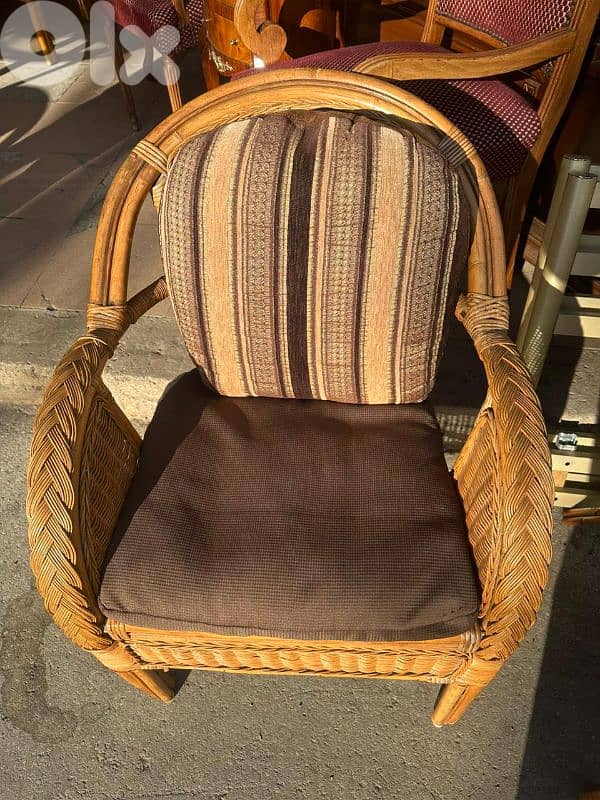 طاولة خيزران قديم وج قزاز سميك مع اربع كراسي 3