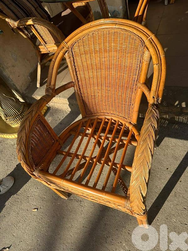 طاولة خيزران قديم وج قزاز سميك مع اربع كراسي 4