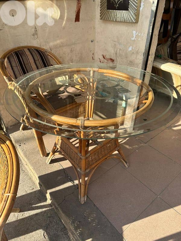 طاولة خيزران قديم وج قزاز سميك مع اربع كراسي 5