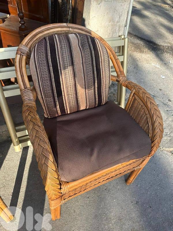 طاولة خيزران قديم وج قزاز سميك مع اربع كراسي 6