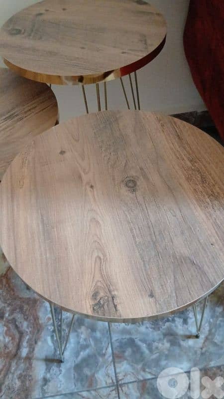 ٣ طاولات خشب جداد 1